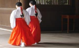 Cac thieu nu te than trong cac ngoi den Nhat Ban 1